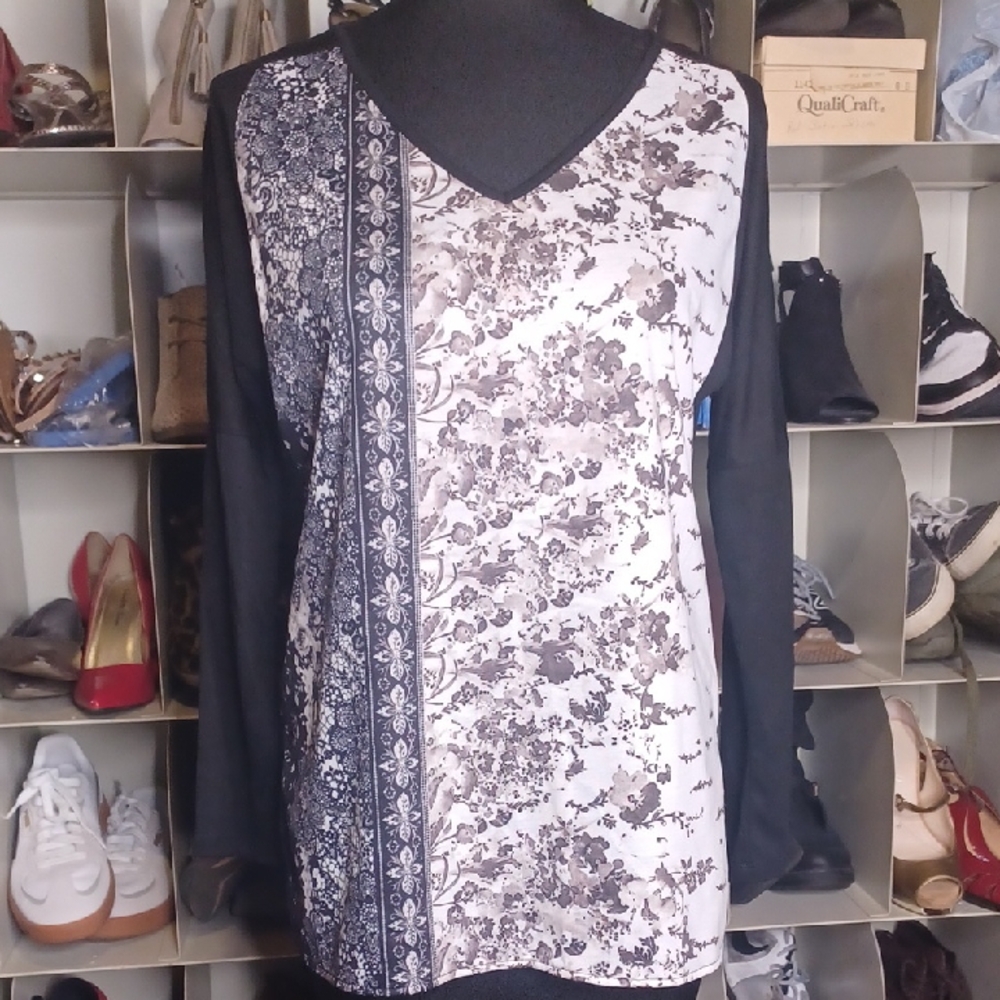 Black & White Floral Panel V-Neck Long Sleeve Top
